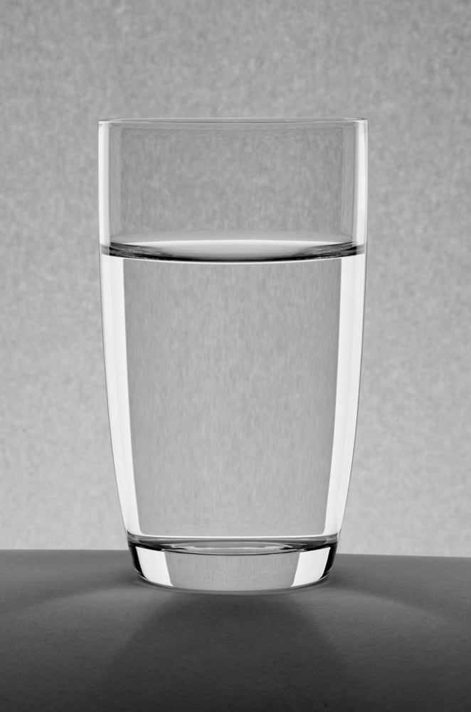 Stillleben mit Wasserglas in strenger Symmetrie – Schwarz-Weiß Fotografie mit starkem Kontrast