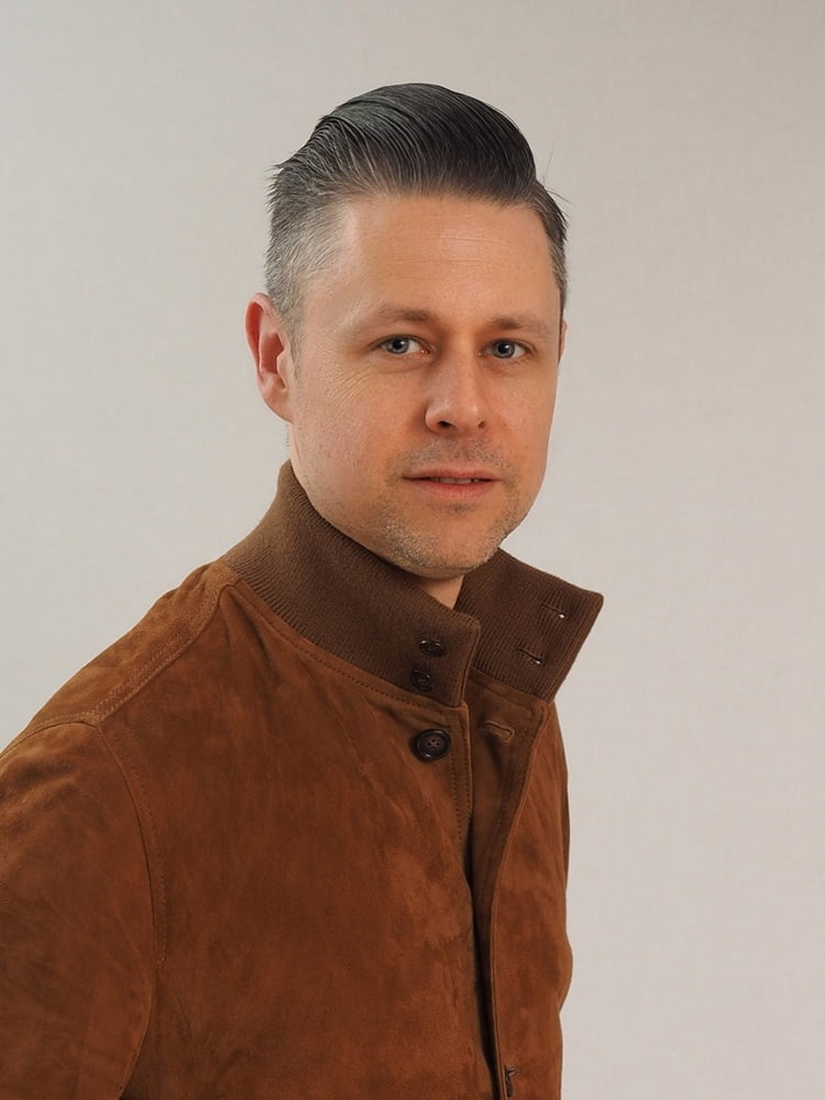 Business-Porträt in Erlangen - Führungskraft mit Lederjacke im Studio