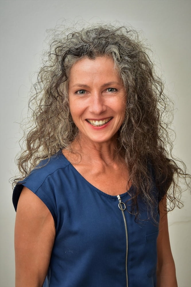 Porträt einer erfolgreichen Frau im Studio Adelsdorf - strahlendes und natürliches Business-Foto