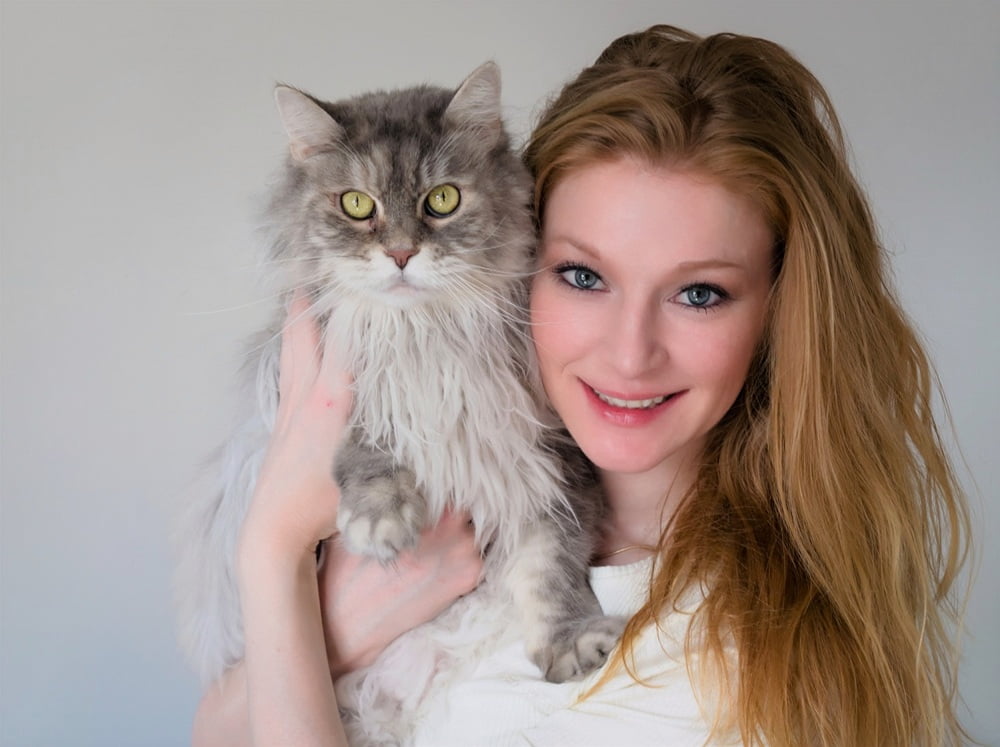 Studio-Porträt mit Katze in Adelsdorf - persönliche und herzliche Fotografie