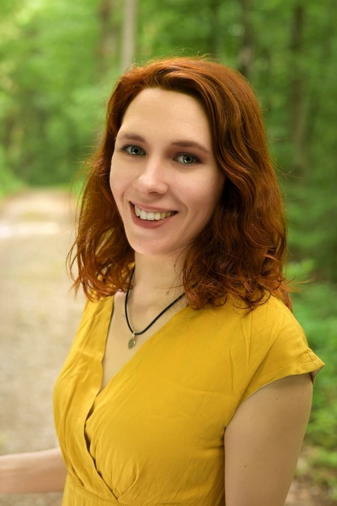 Porträt einer Frau in der Natur bei Forchheim - lockere Aufnahme im Grünen